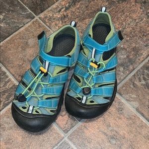 Keen girls footwear! Slightly worn.